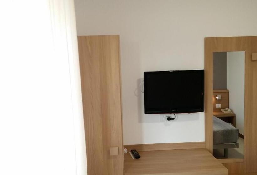 غرفة قياسية, Flying