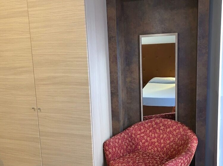 غرفة قياسية ثلاثية, Flying