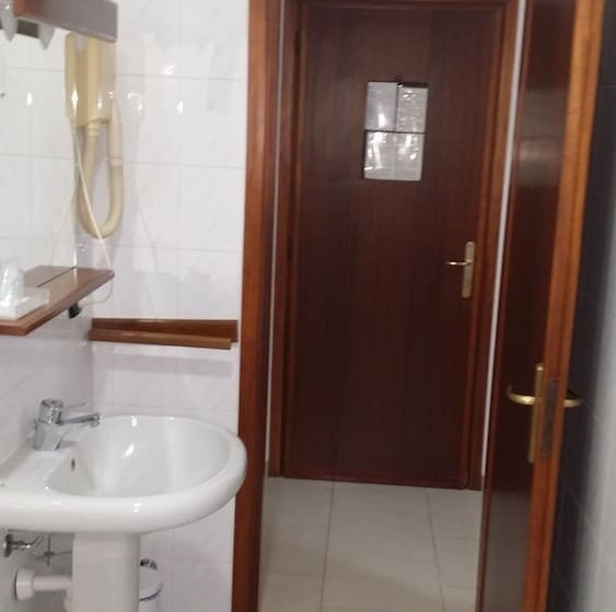 غرفة قياسية ثلاثية, Flying