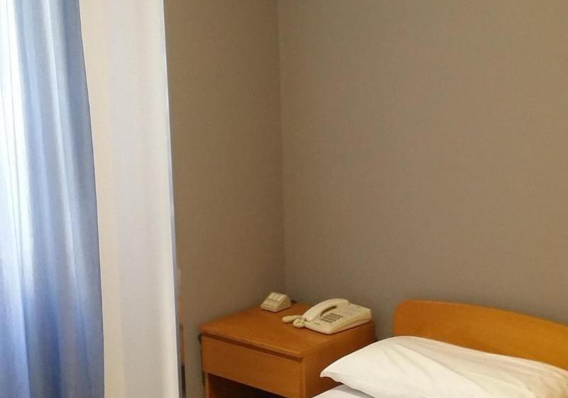 غرفة قياسية فردية, Flying