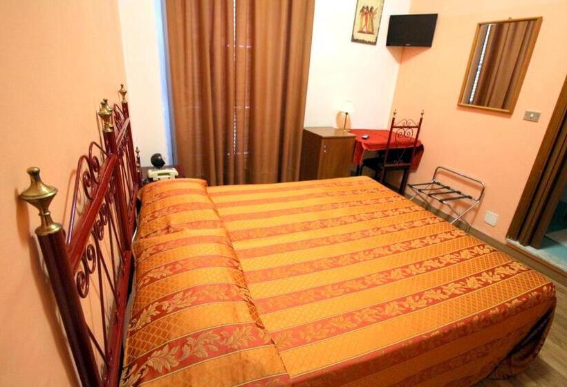 اتاق اکونومی, Italia