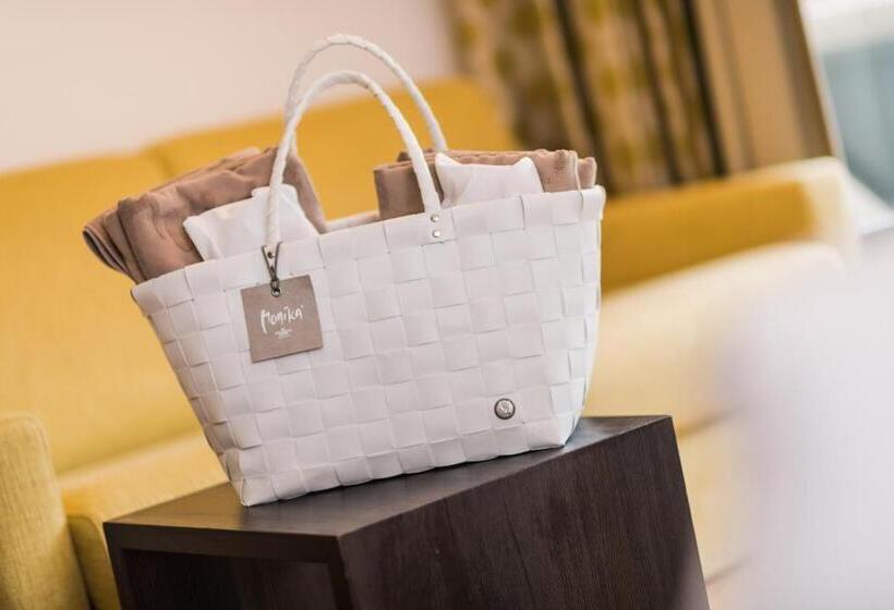 スタンダードシングルルーム, Monika