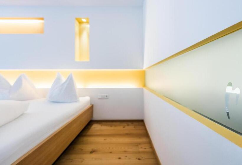 ガーデンビュースーペリアールーム, Monika