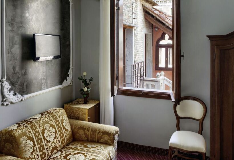 Superior Room, Pausania