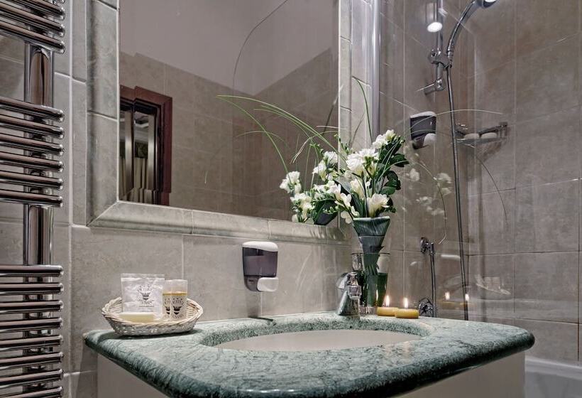 Standard Quadruple Room, Pausania