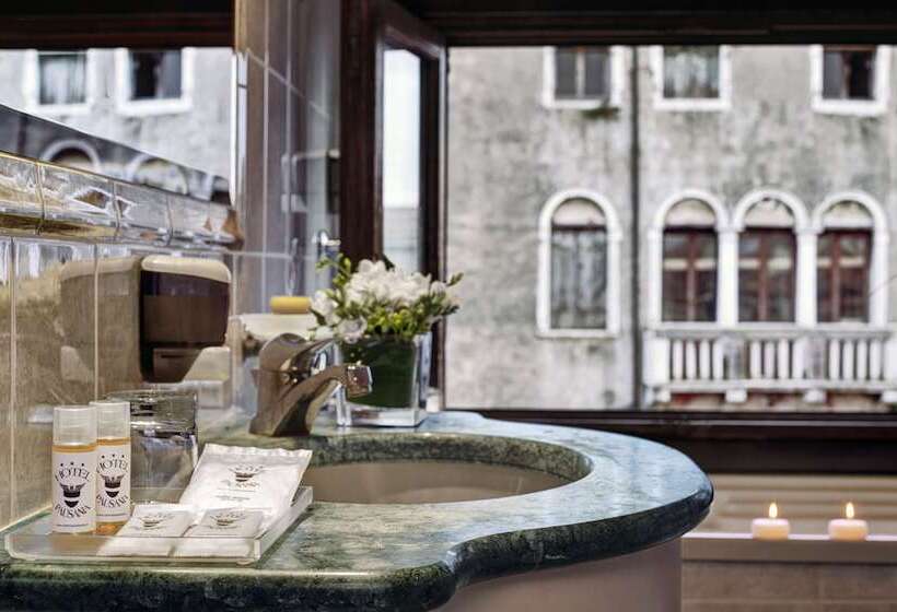 Standard Single Room, Pausania