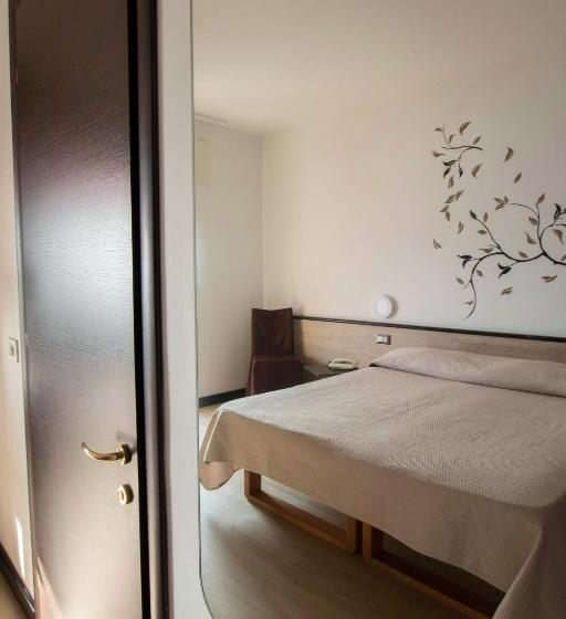 レイクビュースタンダードルーム, San Zeno