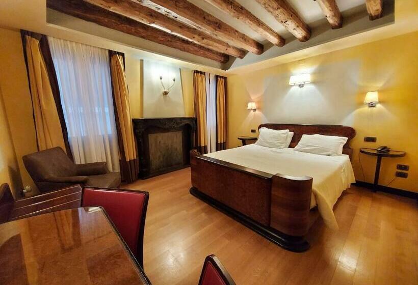اتاق کلاسیک, Saturnia & International