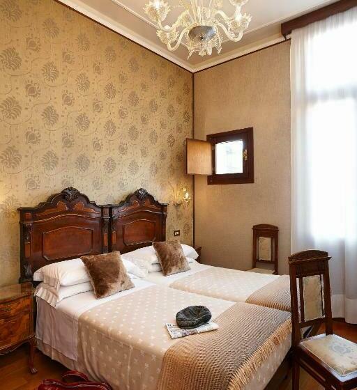 اتاق کلاسیک, Saturnia & International