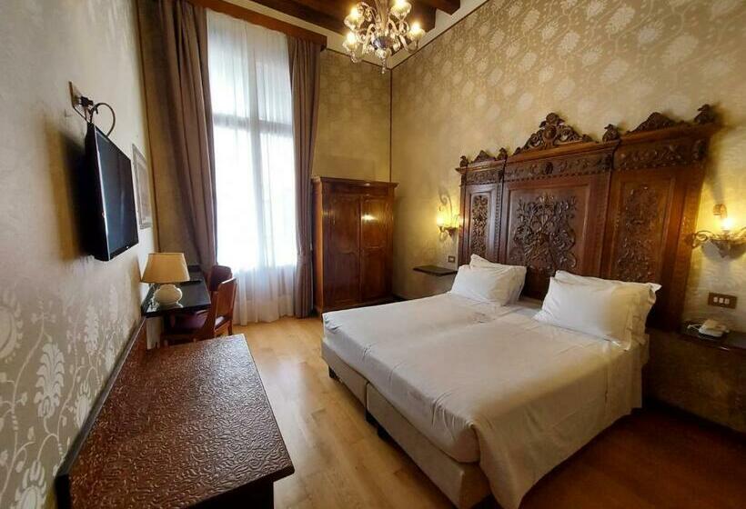 اتاق کلاسیک, Saturnia & International