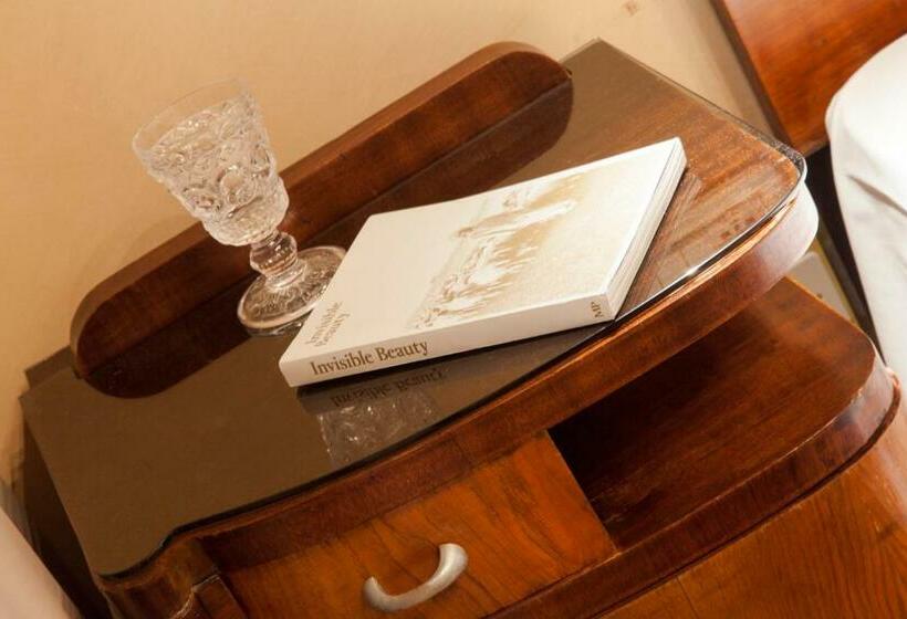 سوییت جونیور, Saturnia & International