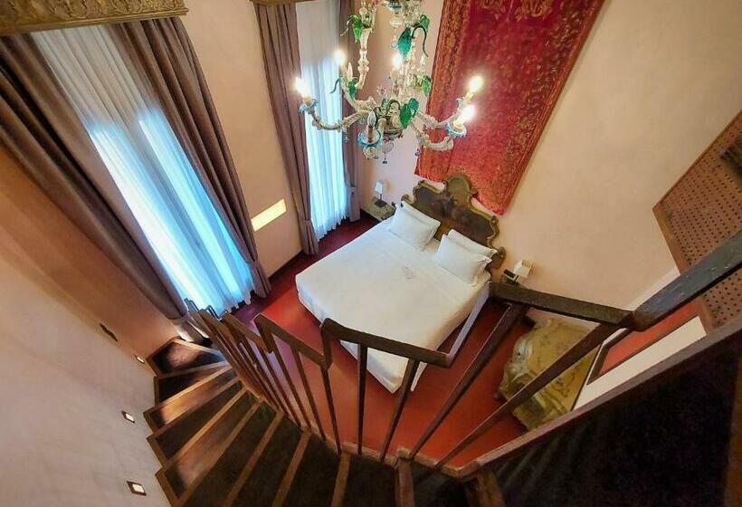 سوییت جونیور, Saturnia & International