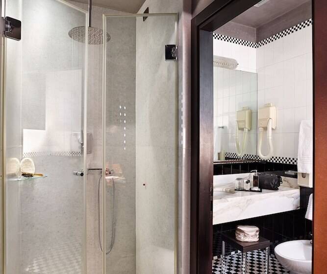 اتاق سوپریور, Saturnia & International