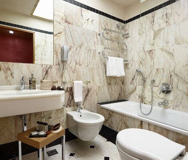 اتاق سوپریور, Saturnia & International