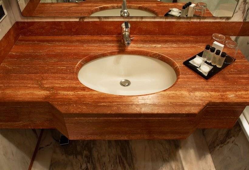 اتاق استاندارد یک نفره, Saturnia & International