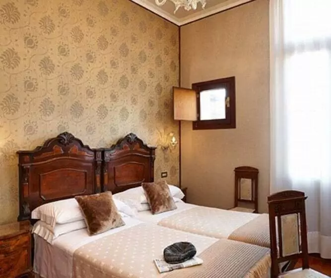 اتاق عادی, Saturnia & International