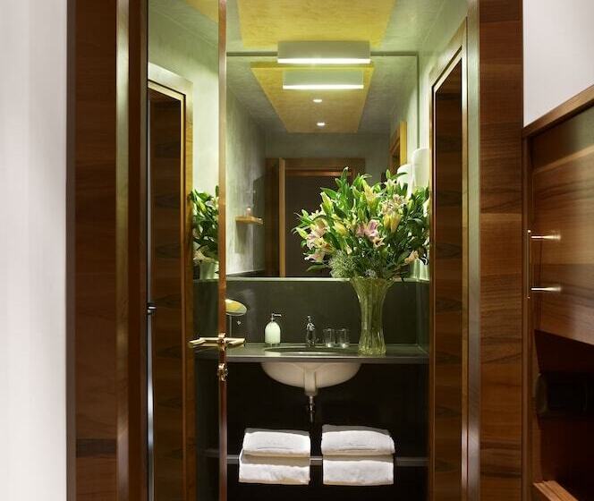 سوییت جونیور, Saturnia & International