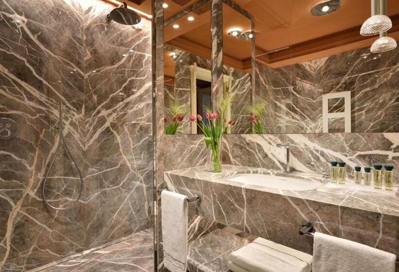 Номер Стандарт Вид на Озеро, Villa Cortine Palace Relais Chateaux