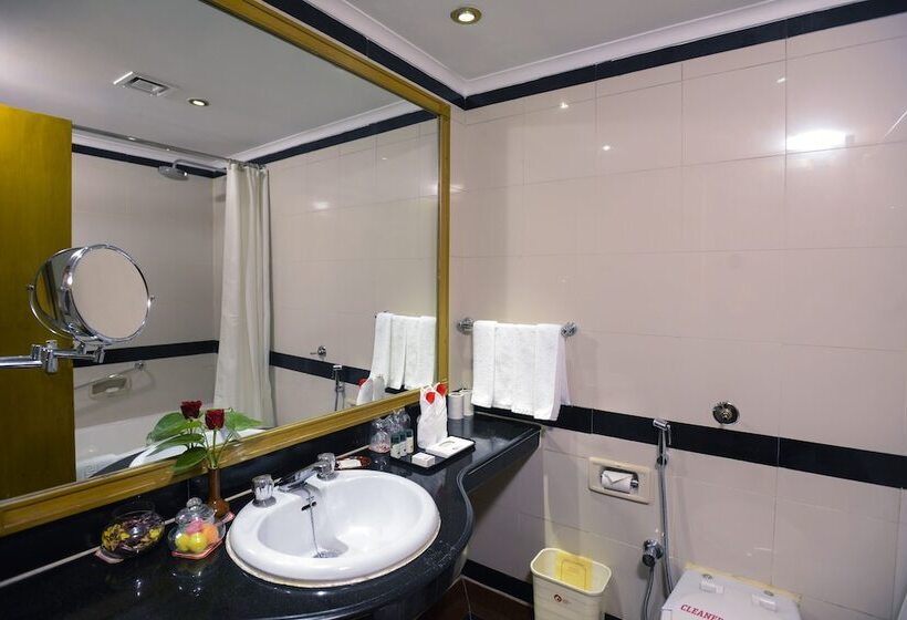 行政房间, Clarks Varanasi Limited