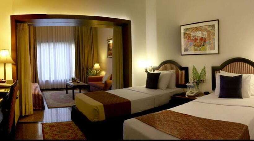 行政房间, Clarks Varanasi Limited