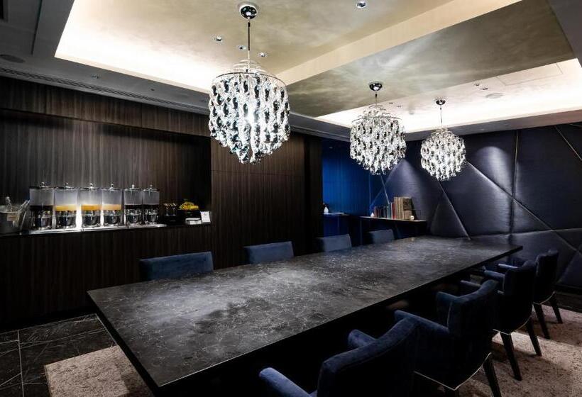 Quarto Clube Triplo, Cross Hotel Osaka