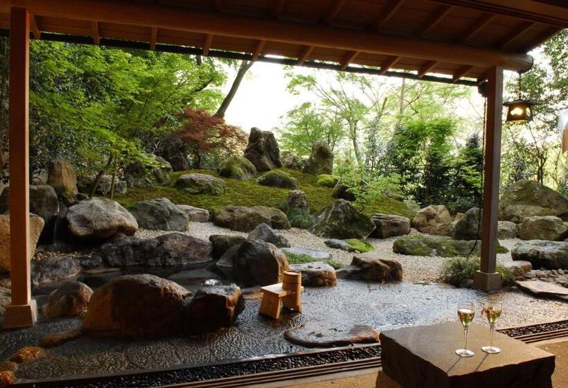 スイート, Gora Kadan