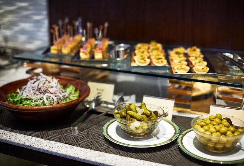 חדר אקזקיוטיב לשלושה, Royal Park