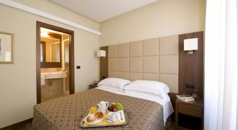 クラブルーム, Taj Krishna