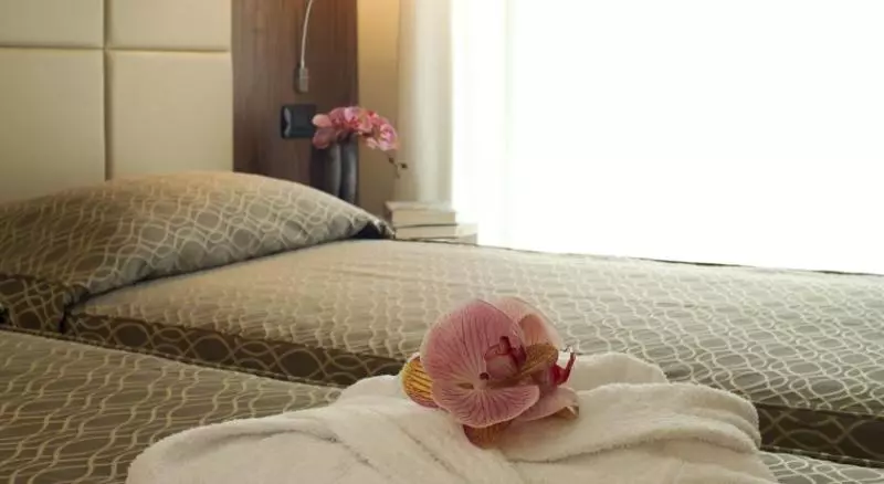 クラブルーム, Taj Krishna