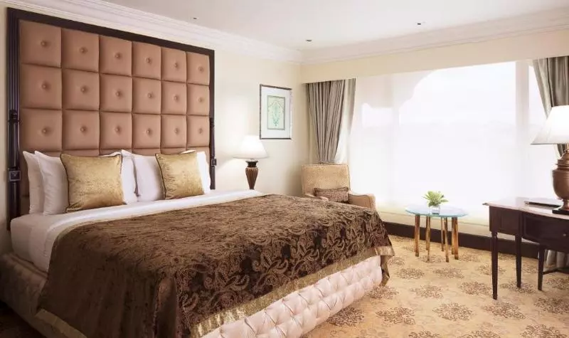 デラックススイート, Taj Krishna