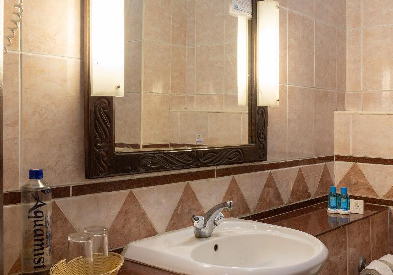 اتاق استاندارد سه نفره, Sentrim Castle Royal