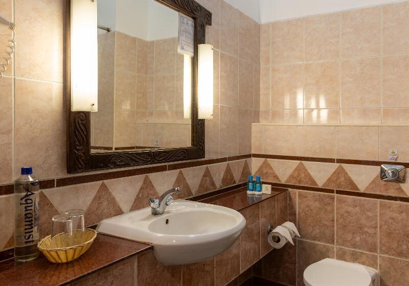 اتاق استاندارد سه نفره, Sentrim Castle Royal