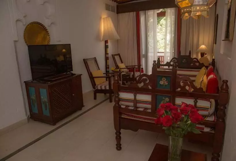 سوییت جونیور, Serena Beach Resort & Spa