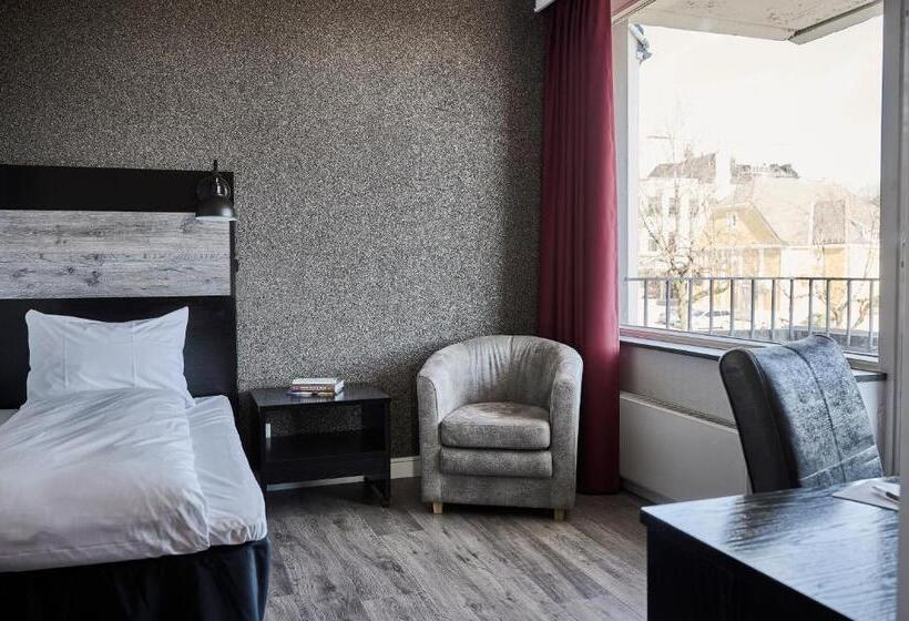 חדר סטנדרט יחיד, Klubben