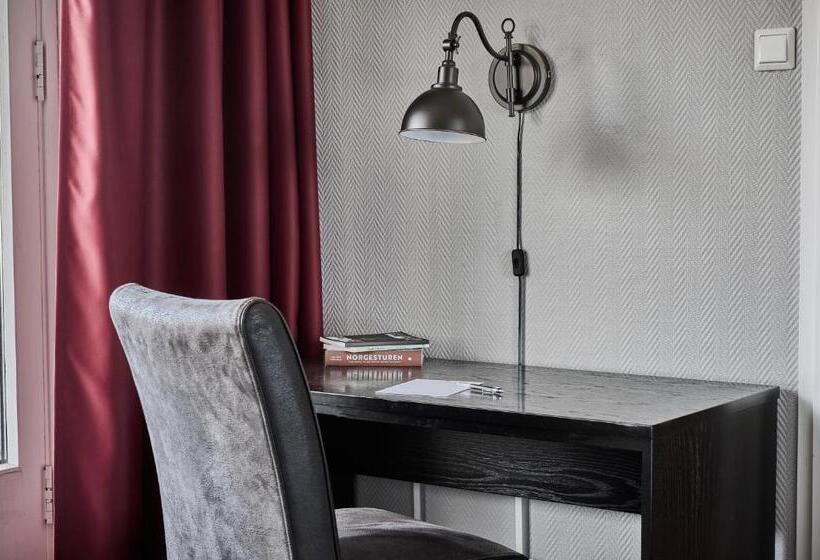 חדר סטנדרט יחיד, Klubben