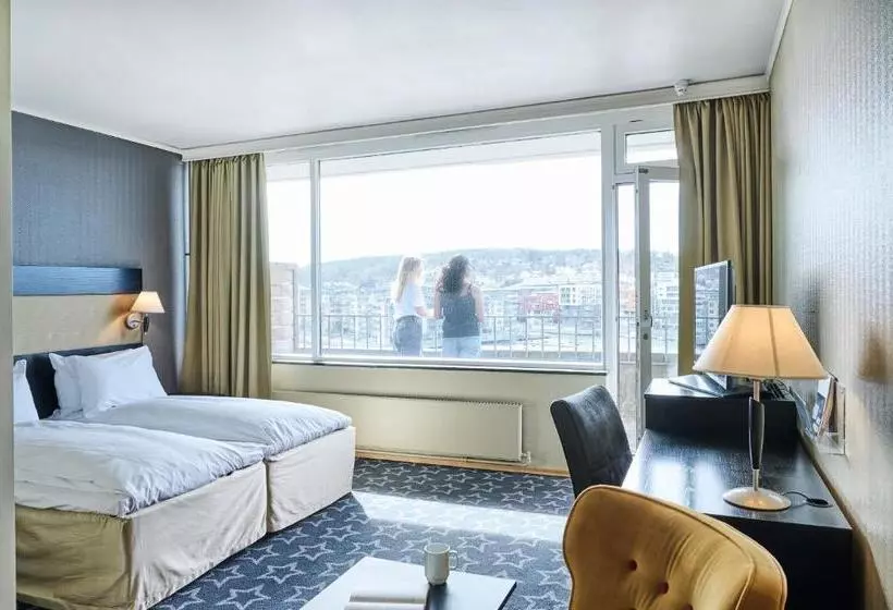 Quarto Deluxe com Balcão, Klubben