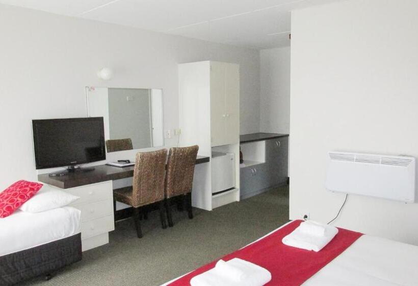 Perhestudio, 136 On Bealey  Motel