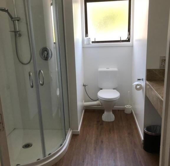 Perhestudio, 136 On Bealey  Motel