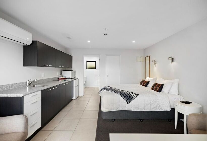 استودیوی استاندارد, Avenue Motel