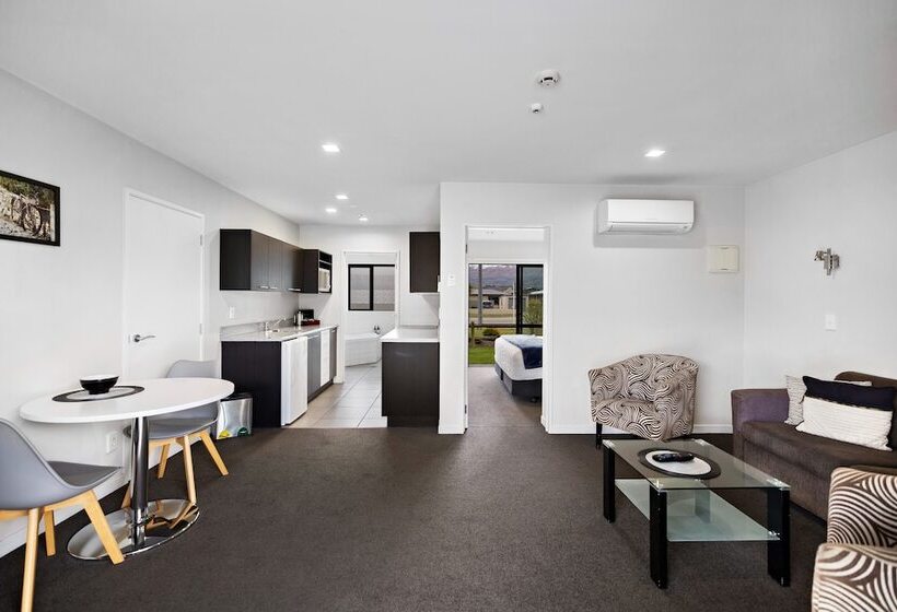 דירת חדר, Avenue Motel