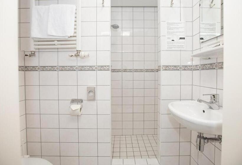 חדר סטנדרט לשלושה, Breitner