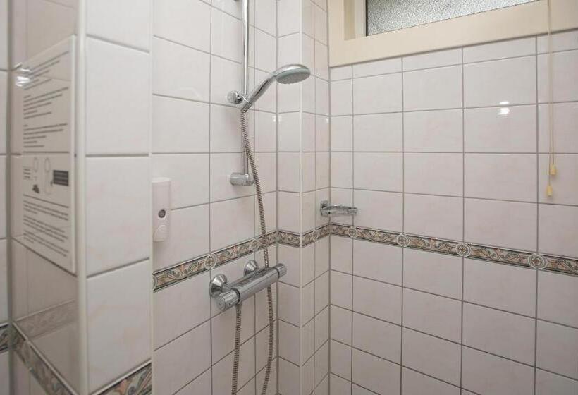 חדר סטנדרט לשלושה, Breitner