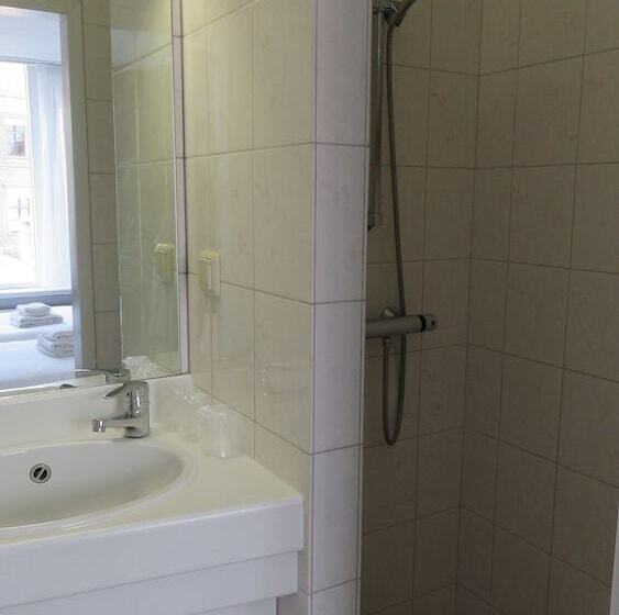 标准三人间, Marktzicht