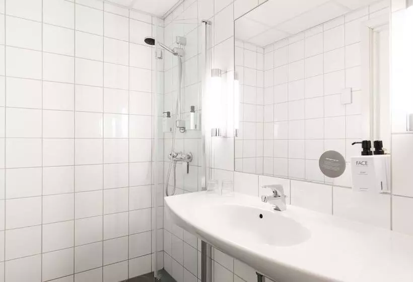 Büyük Çift Kişilik Yataklı Lüks Oda, Scandic Alexandra Molde