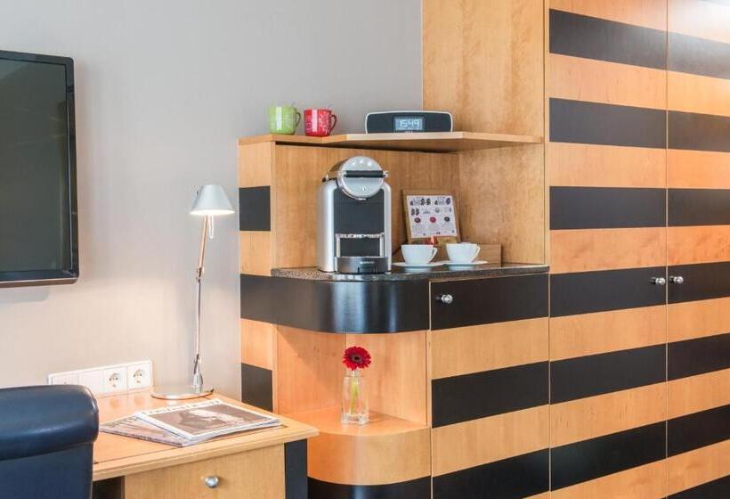 جناح جونيور, Swissôtel Amsterdam