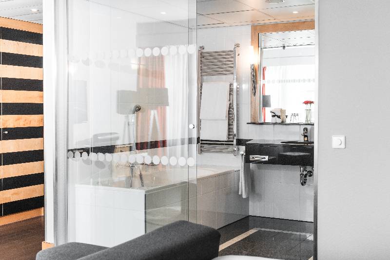 جناح جونيور, Swissôtel Amsterdam