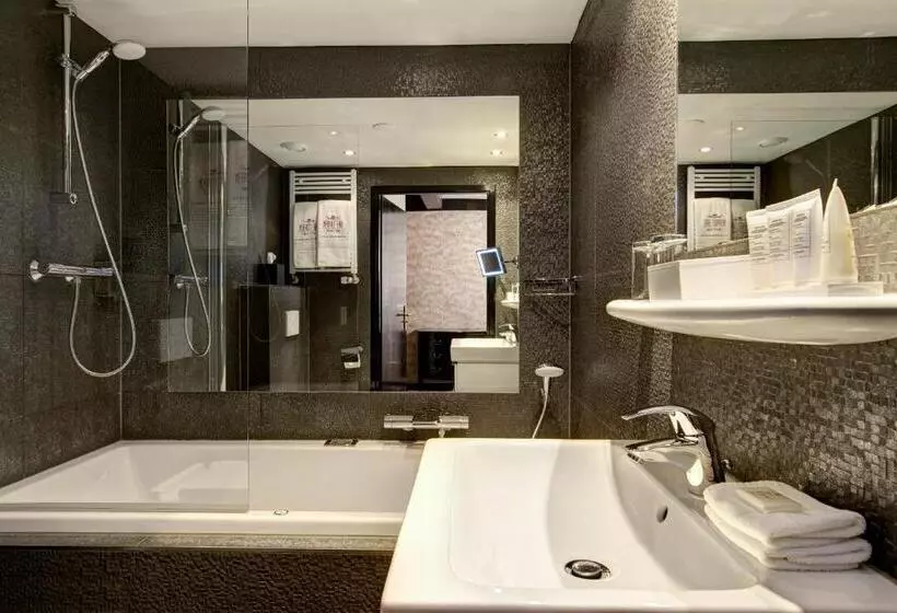 Deluxe Room with Views, The Pavilions Amsterdam, The Toren