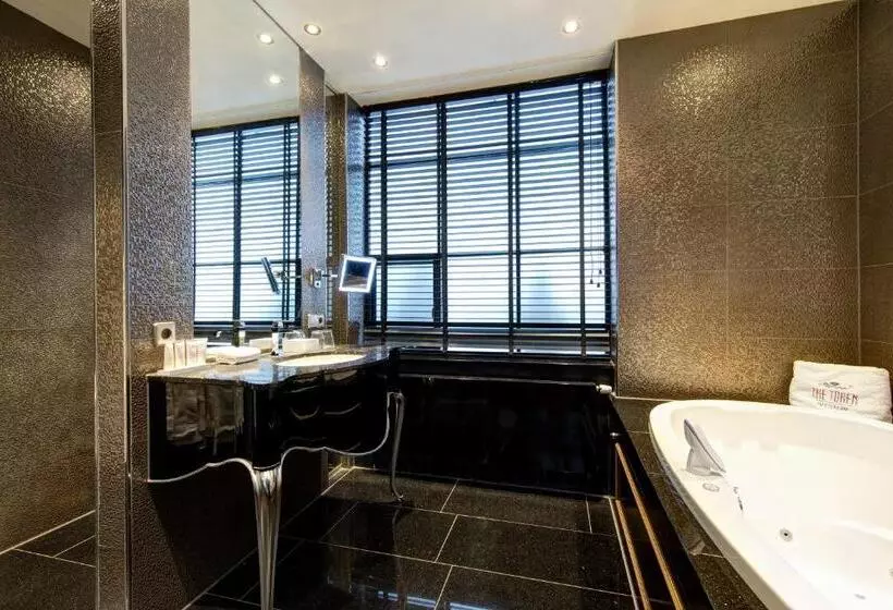 Deluxe Triple Room with Views, The Pavilions Amsterdam, The Toren