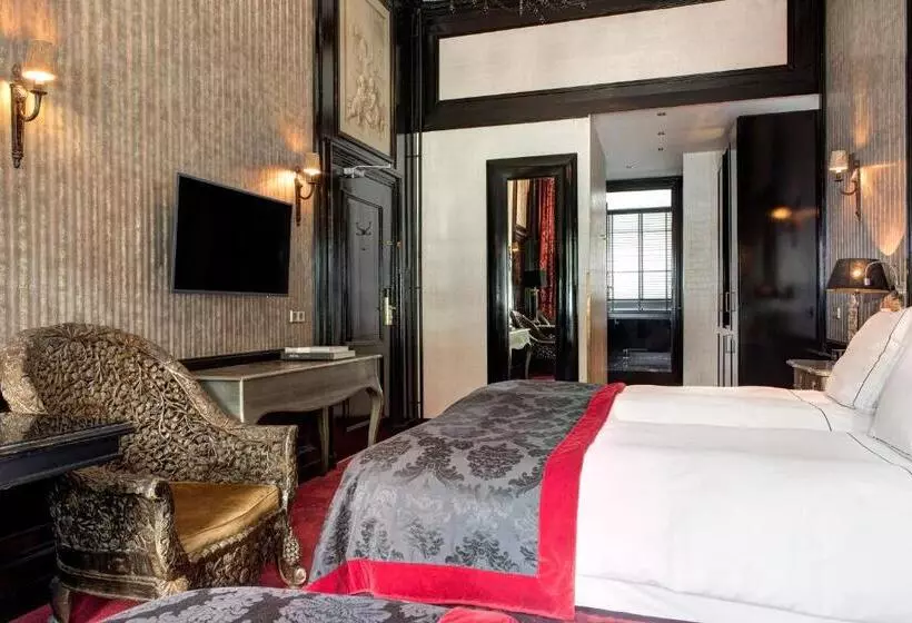 Deluxe Triple Room with Views, The Pavilions Amsterdam, The Toren
