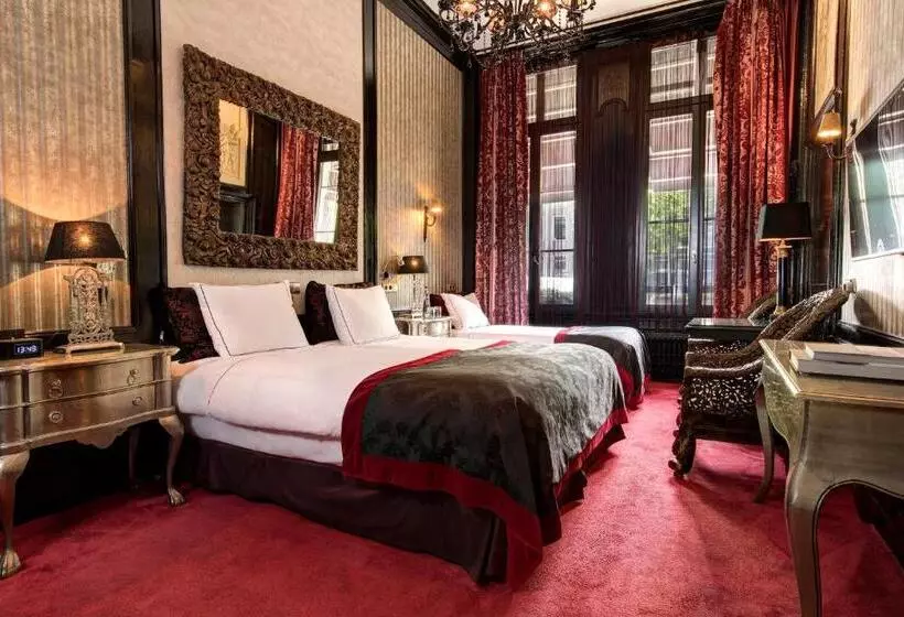 Deluxe Triple Room with Views, The Pavilions Amsterdam, The Toren
